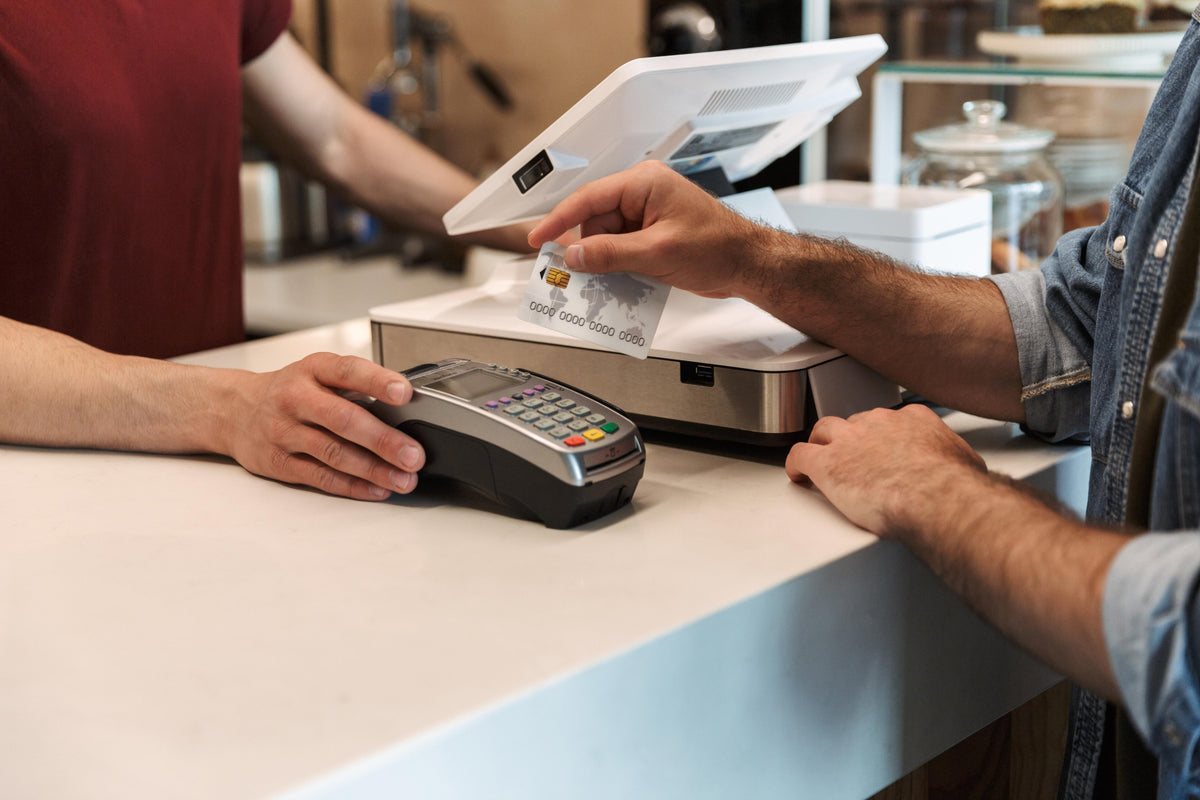 Dos personas usando POS en un mostrador